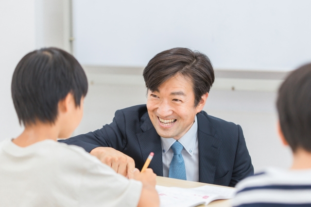 突っ立っているだけの塾講師バイトの辛さ、、、「コノ塾 氷川台校」のアルバイト体験談。