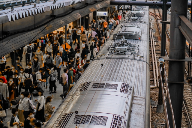 ほぼ罵倒、たまに感謝。烏丸駅の“地獄アルバイト”に耐えた学生の仕事内容とは！？