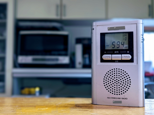 ラジオ局バイトの時間中に曲探し？FM佐賀で激務だった仕事内容を暴露！