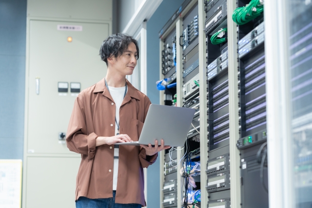 サーバーエンジニアは孤独？CICで一人体制で開発から教育まで任された衝撃の仕事内容とは？
